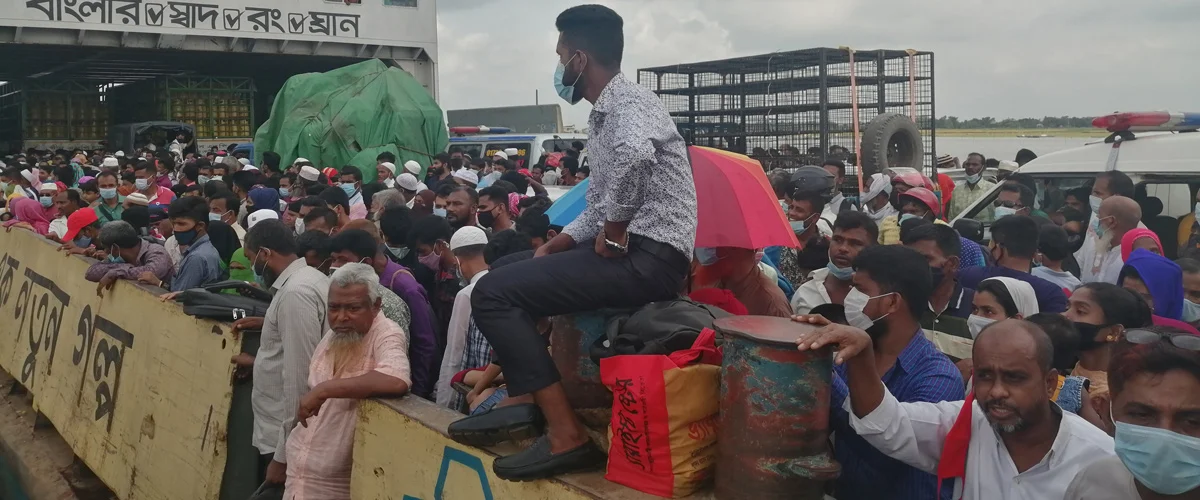 ঈদ শেষে ঝুঁকি নিয়েই ঢাকামুখী জনস্রোত