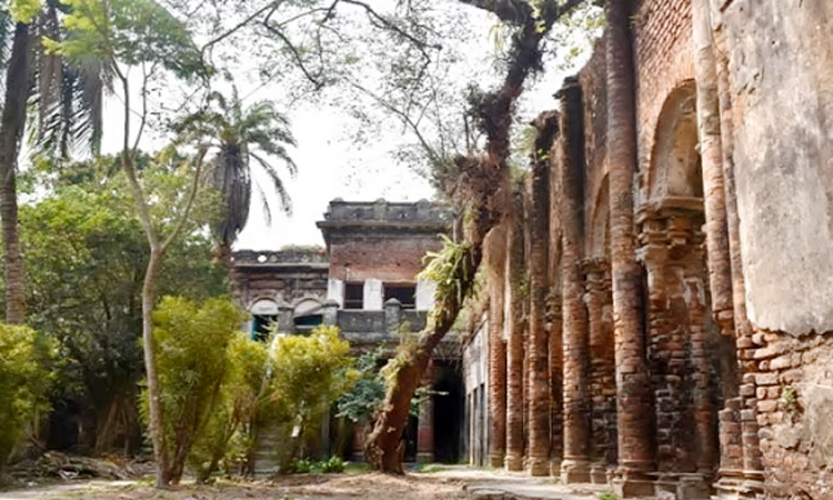 সংস্কারের অভাবে জরাজীর্ণ কলসকাঠী জমিদার বাড়ি