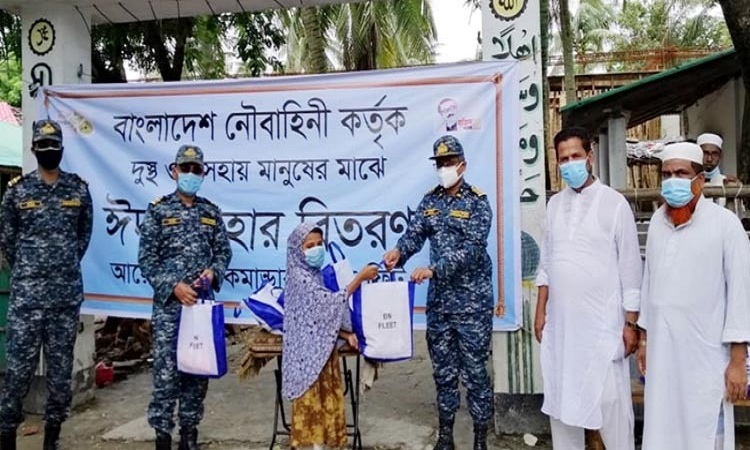 সেন্টমার্টিনের ৪০০ পরিবারকে ঈদ উপহার দিল নৌবাহিনী