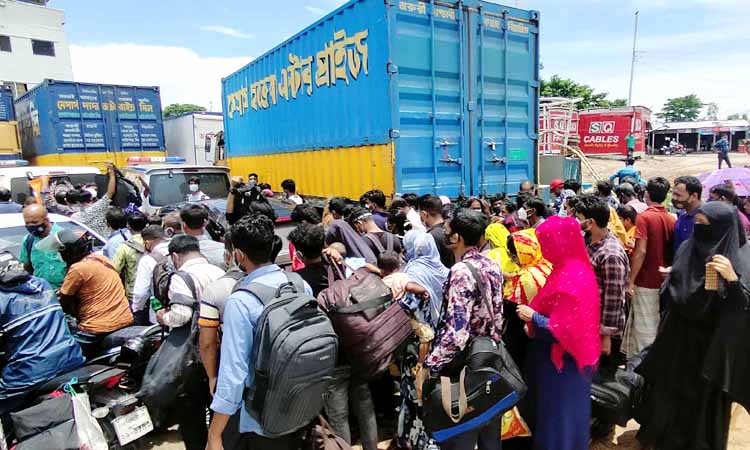 জনস্রোত ঠেকানো যাচ্ছে না দৌলতদিয়ায়