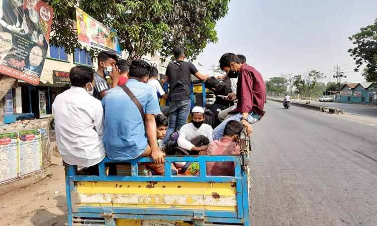 গজারিয়ায় ট্রাকে করে ঢাকায় ছুটছে মানুষ