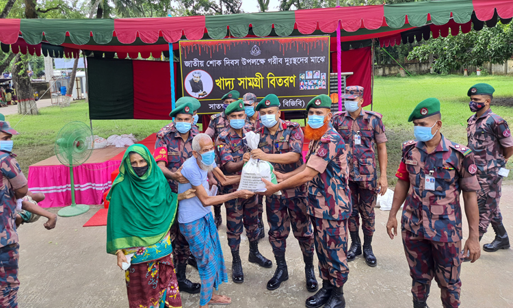 সাতক্ষীরায় দুই শতাধিক পরিবারকে খাদ্য সহায়তা বিজিবি’র  