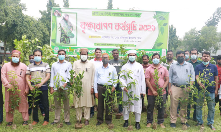 রুয়েট উপাচার্যের উদ্যোগে বৃক্ষরোপণ