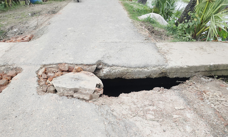 তালায় ভাঙা কালভার্ট নিয়ে দুর্ভোগ চরমে