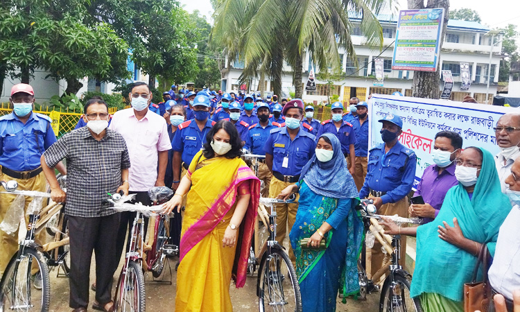 বালিয়াকান্দিতে গ্রাম পুলিশের মধ্যে বাইসাইকেল বিতরণ