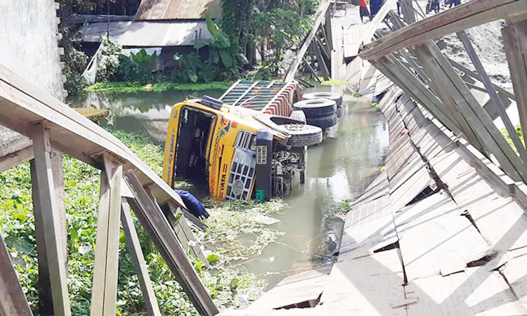 বরিশাল থেকে সরাসরি ৬ রুটে বাস চলাচল বন্ধ