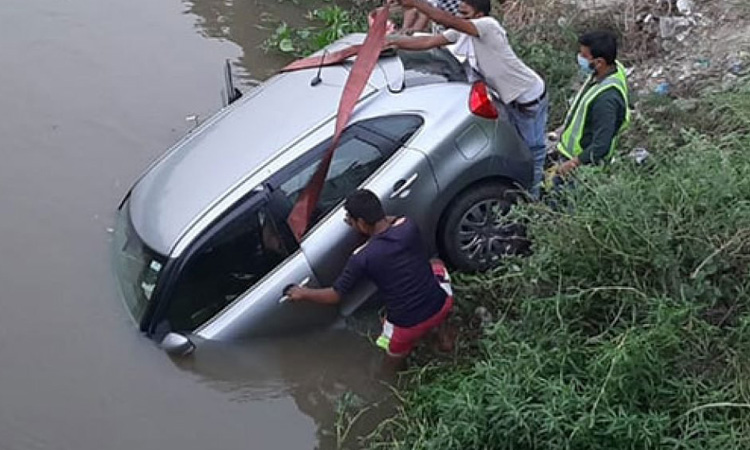 তুরাগে যাত্রীসহ প্রাইভেটকার, ব্যবসায়ীর মৃত্যু 