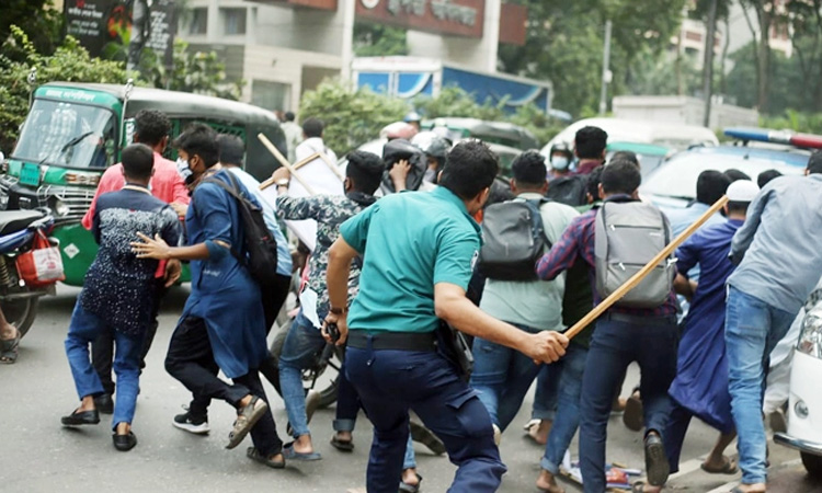 ই-অরেঞ্জ গ্রাহকদের বিক্ষোভ মিছিল, পুলিশের লাঠিচার্জ