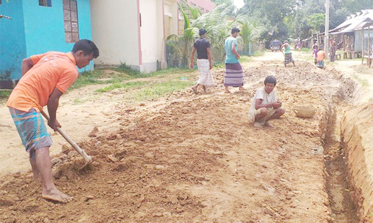 দুর্ভোগ লাঘবে নিজ উদ্যোগে রাস্তা সংস্কার ব্যবসায়ীর