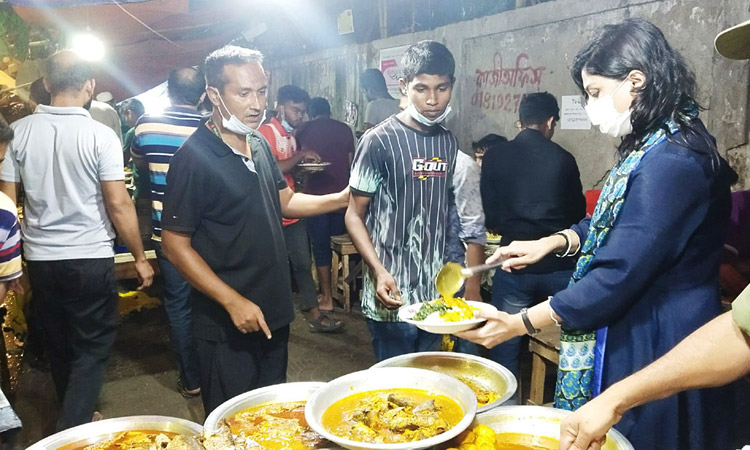 উচ্ছেদ করা হোটেলের খাবার দরিদ্রদের মাঝে বিতরণ