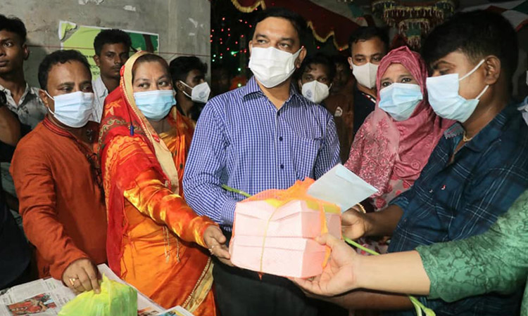 শুভেচ্ছা-উপহার নিয়ে মণ্ডপ পরিদর্শনে  টিটু