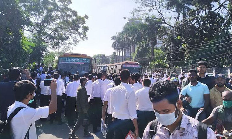 হাফ পাসের দাবিতে বাস আটকে ঢাকা কলেজের শিক্ষার্থীদের বিক্ষোভ