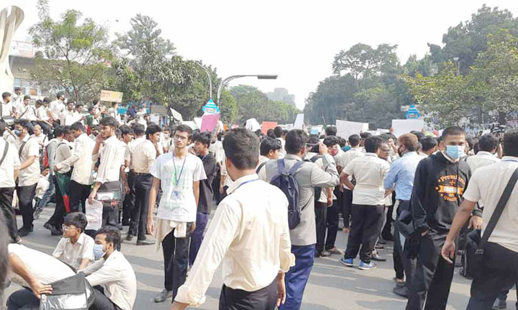 ৪৮ ঘণ্টার আল্টিমেটাম দিয়ে সড়ক ছাড়লেন শিক্ষার্থীরা