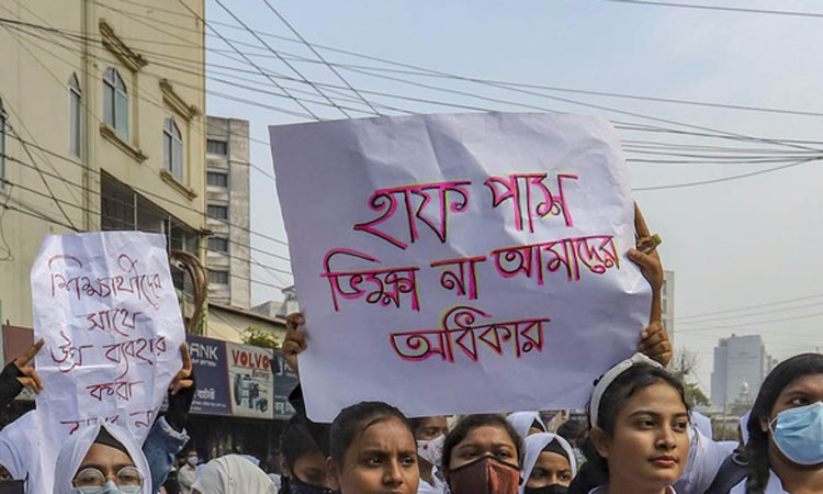 আজ থেকে গণপরিবহনে শিক্ষার্থীদের ভাড়া অর্ধেক