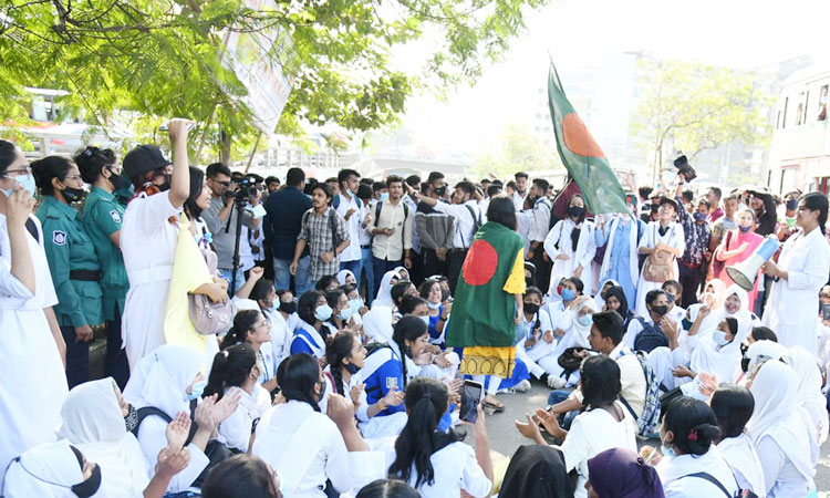 পূর্বঘোষিত কর্মসূচি বাস্তবায়নে আজও সড়কে শিক্ষার্থীরা