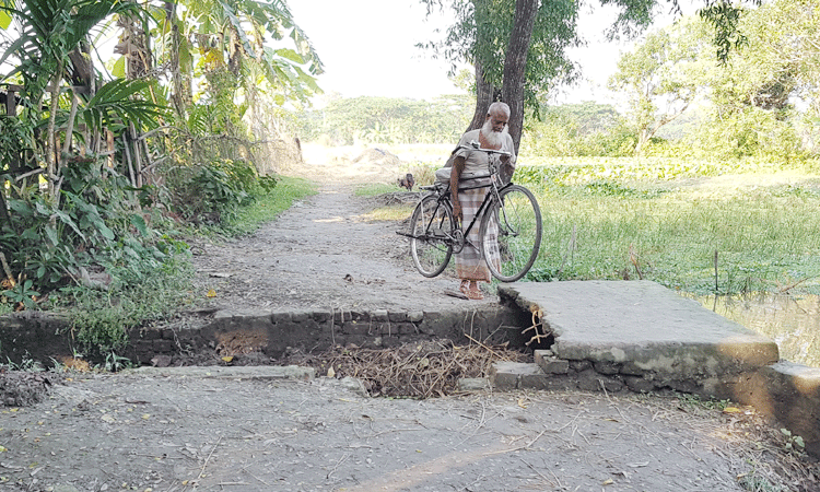 লালমোহনে এক বছরেও মেরামত হয়নি কালভার্ট