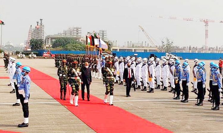 ভারতের রাষ্ট্রপতিকে লালগালিচা সংবর্ধনা