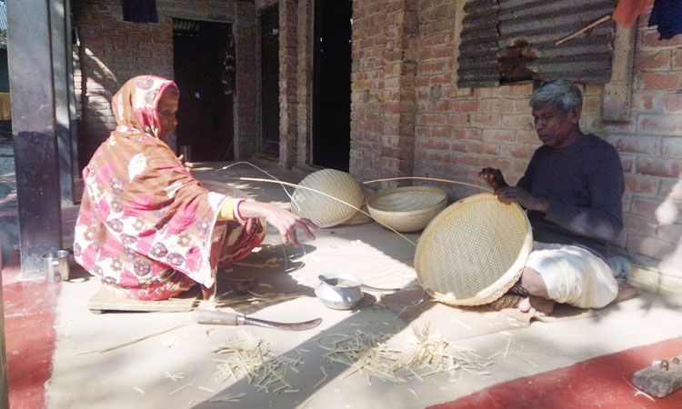 প্লাস্টিক পণ্যের প্রভাবে বিলুপ্তির পথে বাঁশ ও বেত শিল্প