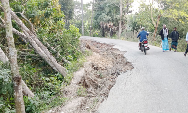 সড়ক ভেঙ্গে গর্ত, জনদুর্ভোগ 