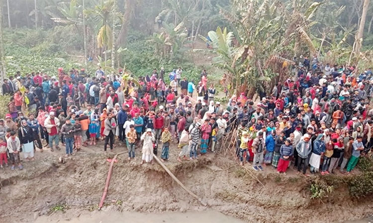 স্বজনদের আহাজারিতে ভারি হয়ে উঠেছে সুগন্ধা নদীর তীর