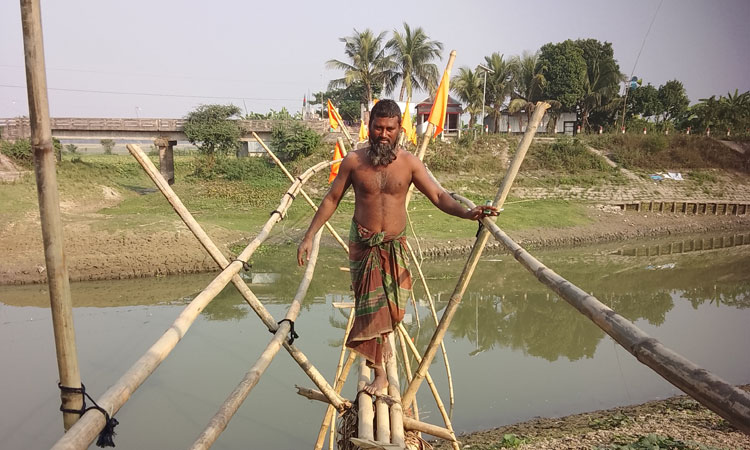 সেতুর অভাবে সাঁকোটিই ভরসা 