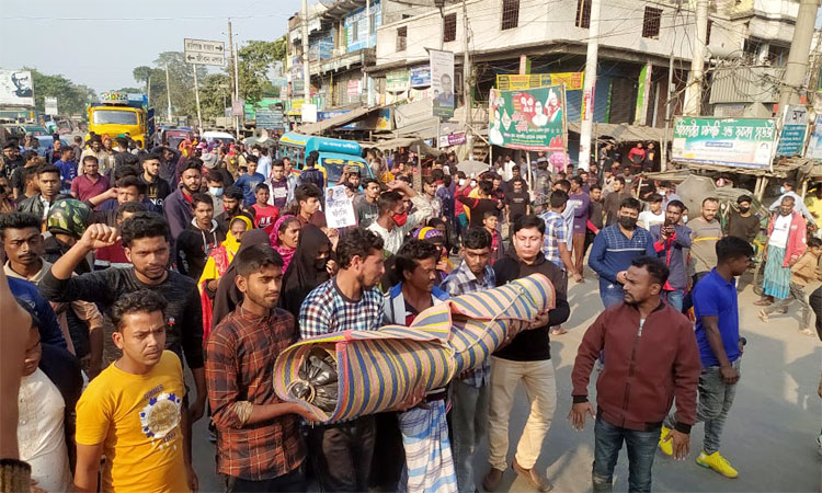 কালীগঞ্জে গৃহবধূর লাশ নিয়ে সড়ক অবরোধ