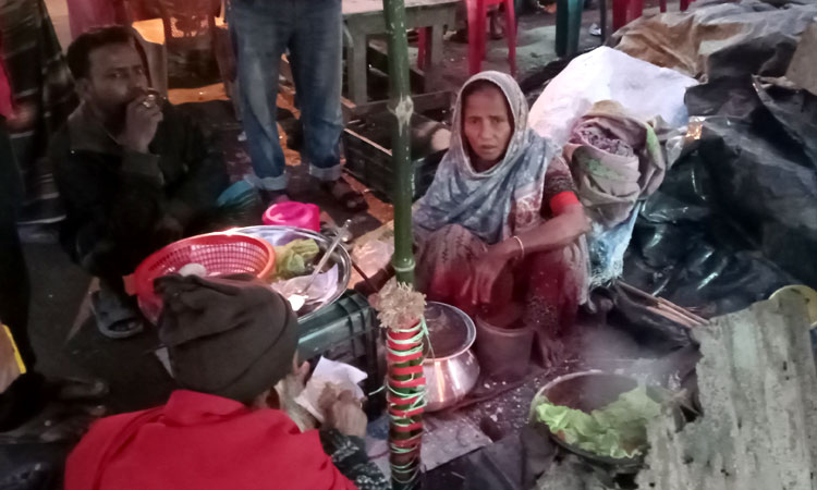 শীতের পিঠা বিক্রি করে চলে হাসিনার সংসার