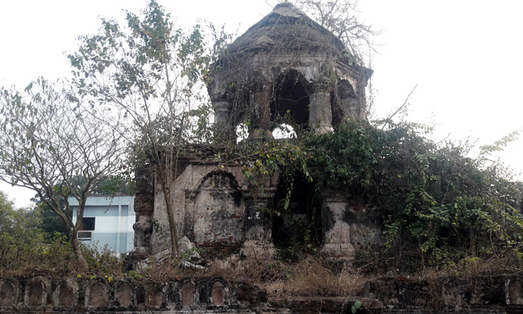 ধ্বংসের দ্বারপ্রান্তে ত্রিদল মঞ্চ মন্দির