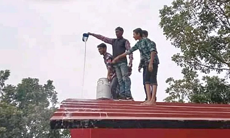 দুধ দিয়ে কার্যালয় ধুয়ে দায়িত্ব নিলেন ইউপি চেয়ারম্যান