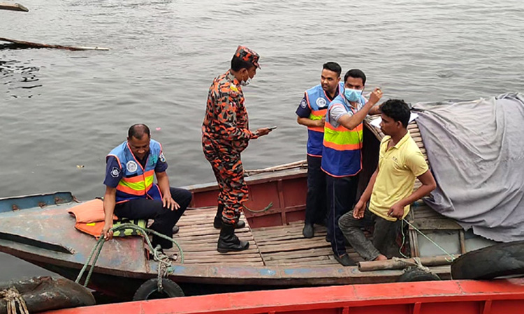 ধলেশ্বরী নদীতে লঞ্চের ধাক্কায় বাল্কহেড ডুবি, নিখোঁজ ২