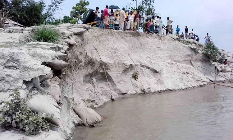 যমুনা নদীর ভাঙনে আতঙ্কিত নদী পাড়ের মানুষ