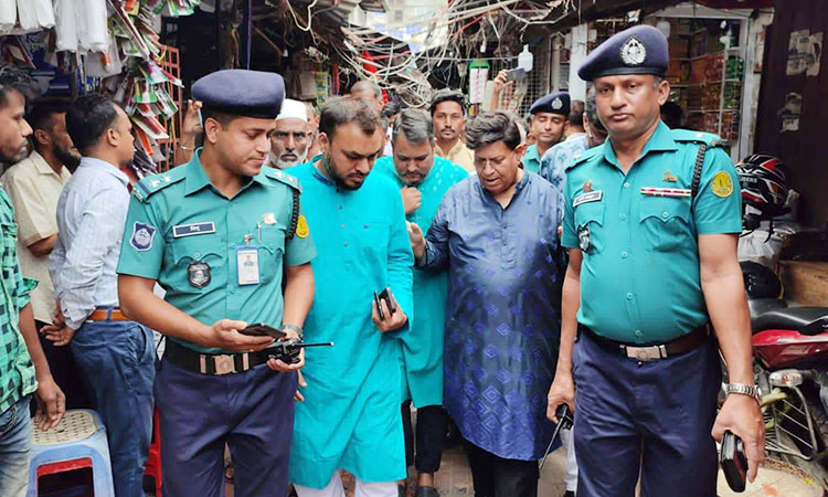 ‘হকার্স মার্কেটের ক্ষতিগ্রস্ত ব্যবসায়ীদের পাশে আছে সরকার’