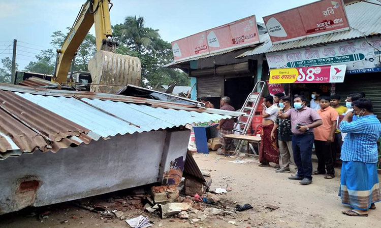 কসবায় সরকারি জায়গা থেকে অবৈধ ২৭ দোকান উচ্ছেদ