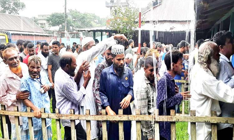 ভোট উৎসবে বাঁধ সেধেছে বৃষ্টি