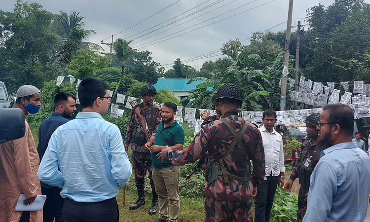 কেন্দ্রের সামনে যুবক আটক, উদ্ধারে এলেন কাউন্সিলর