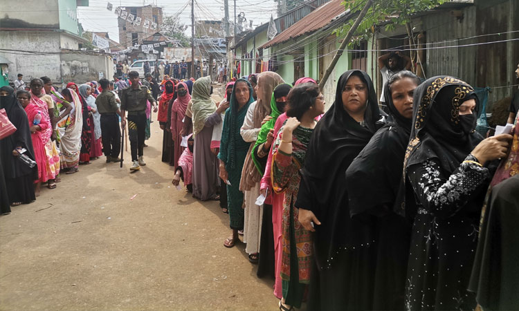 কুসিকে ইভিএম: বয়স্করা বলছেন বিড়ম্বনা, তরুণরা খুশি