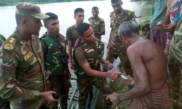 আশ্রয় কেন্দ্রে চিকিৎসা সেবা ও ত্রাণ দিচ্ছে সেনাবাহিনী