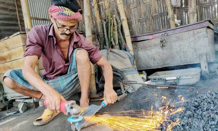 কামার পল্লীতে বেড়েছে ব্যস্ততা