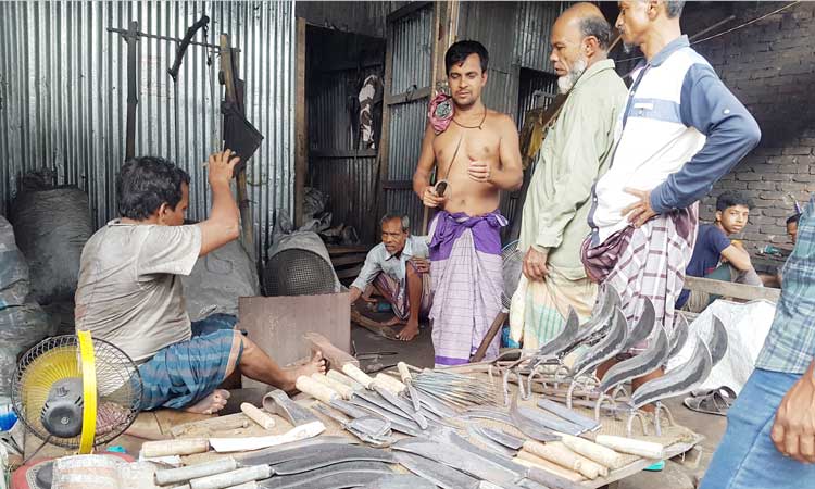 লালমোহন কামার পট্টিতে দম ফেলানোর সময় নেই