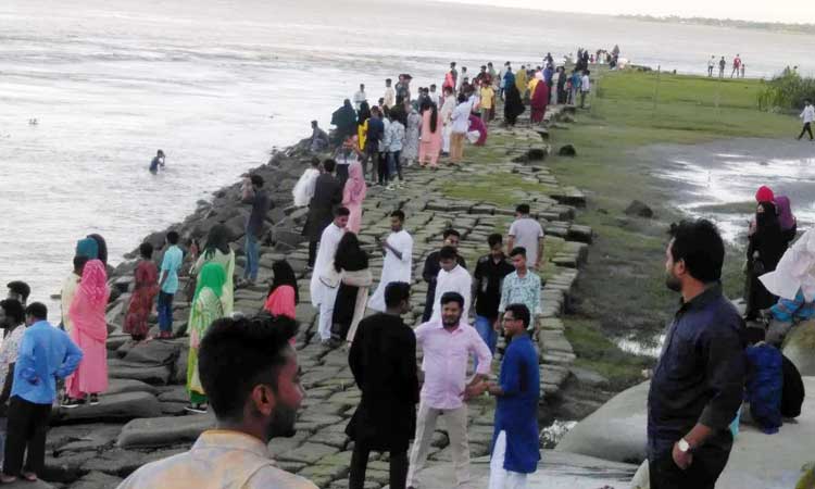 ভোলার বিনোদন কেন্দ্রে পর্যটকদের ঢল