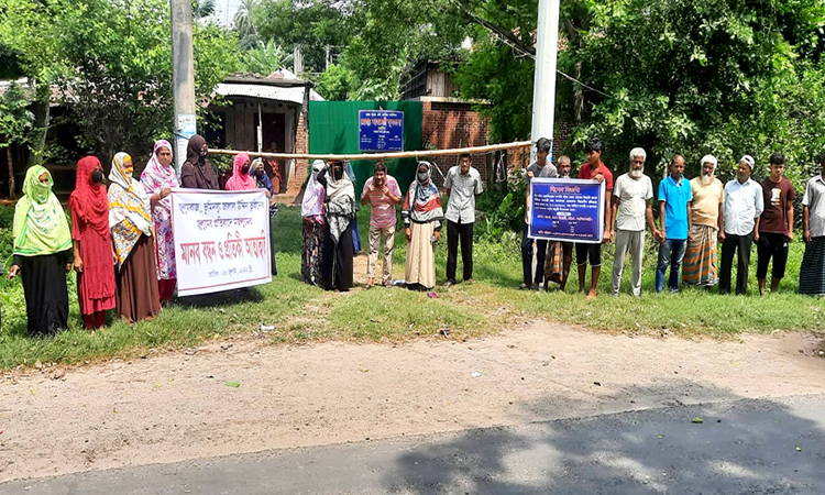 ঈশ্বরদীতে জমি ও রাস্তা দখলের প্রতিবাদে প্রতীকী আত্মহুতি ও মানববন্ধন