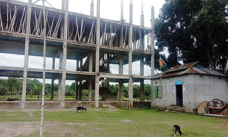 তিন কোটি টাকার ভবন নির্মাণকাজ বন্ধ, জরাজীর্ণ ঘরে চলছে ক্লাস