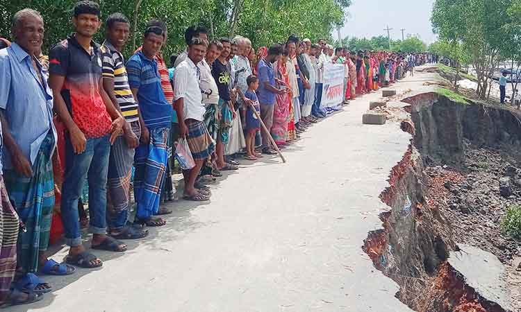 খুলনায় শতকোটি টাকার বাঁধ নদীগর্ভে