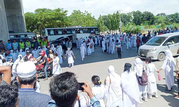 আগারগাঁওয়ে শিক্ষার্থীদের সড়ক অবরোধ