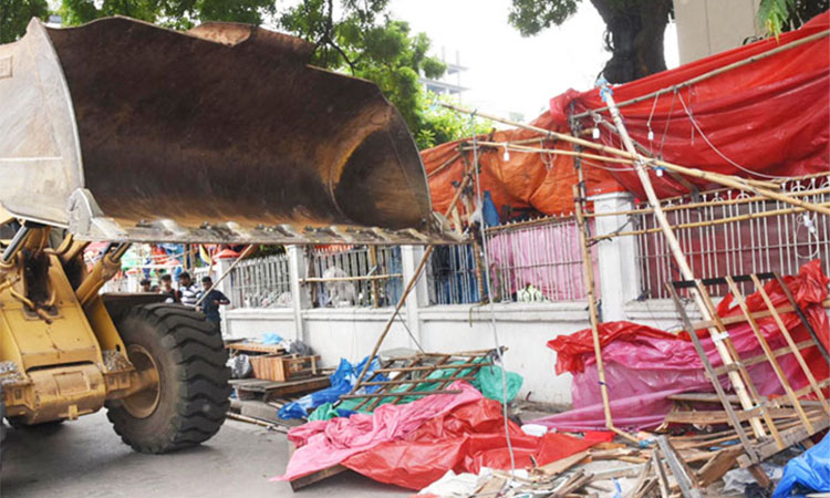 গুলিস্তানে সড়ক-ফুটপাত থেকে অবৈধ স্থাপনা উচ্ছেদ 