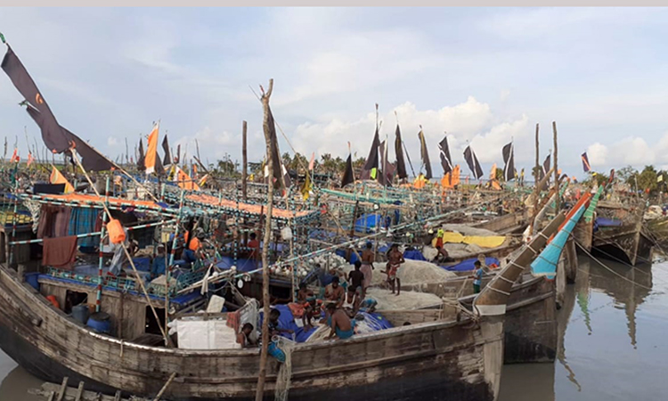 সাগরে নিম্নচাপ, খালি হাতে তীরে ফিরছেন জেলেরা