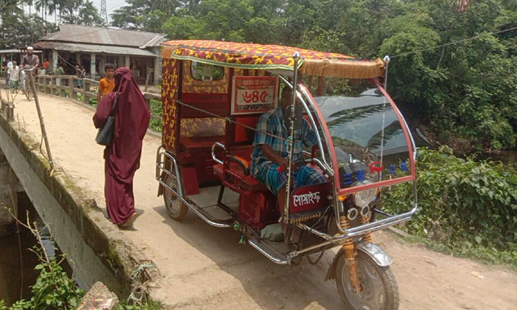 ত্রিশালে রেলিং ভাঙা সেতুতে ঝুঁকিপূর্ণ পারাপার