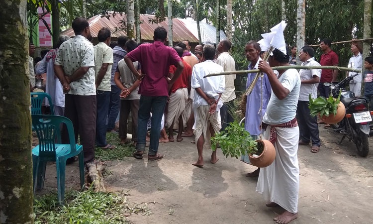 বাড়িতে বাবার মরদেহ, পরীক্ষা কেন্দ্রে মেয়ে