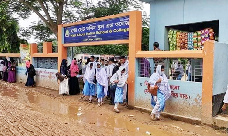 এসএসসি পরীক্ষার কক্ষে ফেসবুক লাইভ করায় দুই শিক্ষার্থী বহিষ্কার