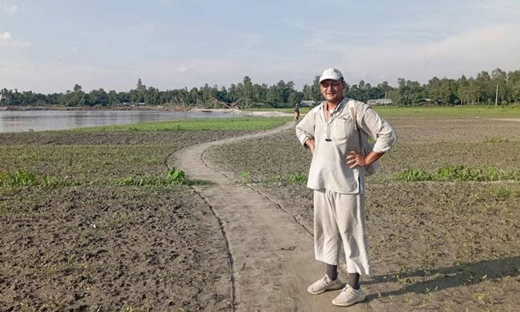 পায়ে হেঁটে জয়পুরহাটে নেপালি তরুণ